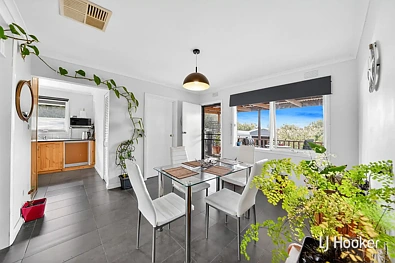 30 GAYNOR ST, MADDINGLEY VIC 3340, 3 Kuwarto, 2 Banyo, House