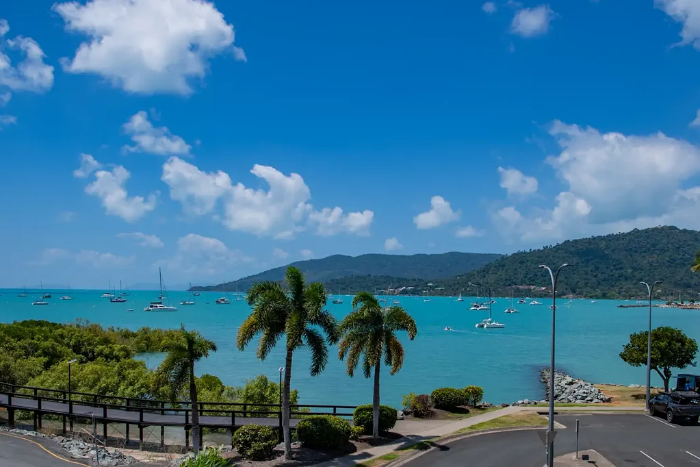 Airlie Beach 3Kwarto Stunning, Fully Renovated Two-Level Apartment in Central Airlie Beach