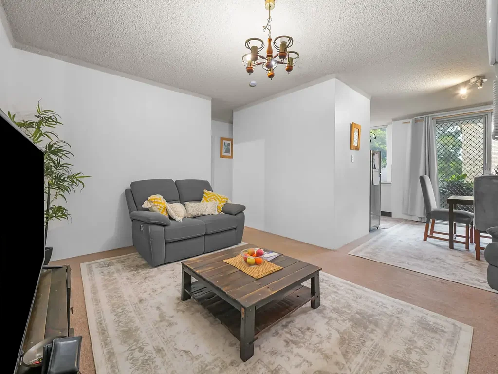 Hillsdale 2Phòng ngủ First Floor Unit with Low Strata, Lock Up Garage & Loads of Potential!