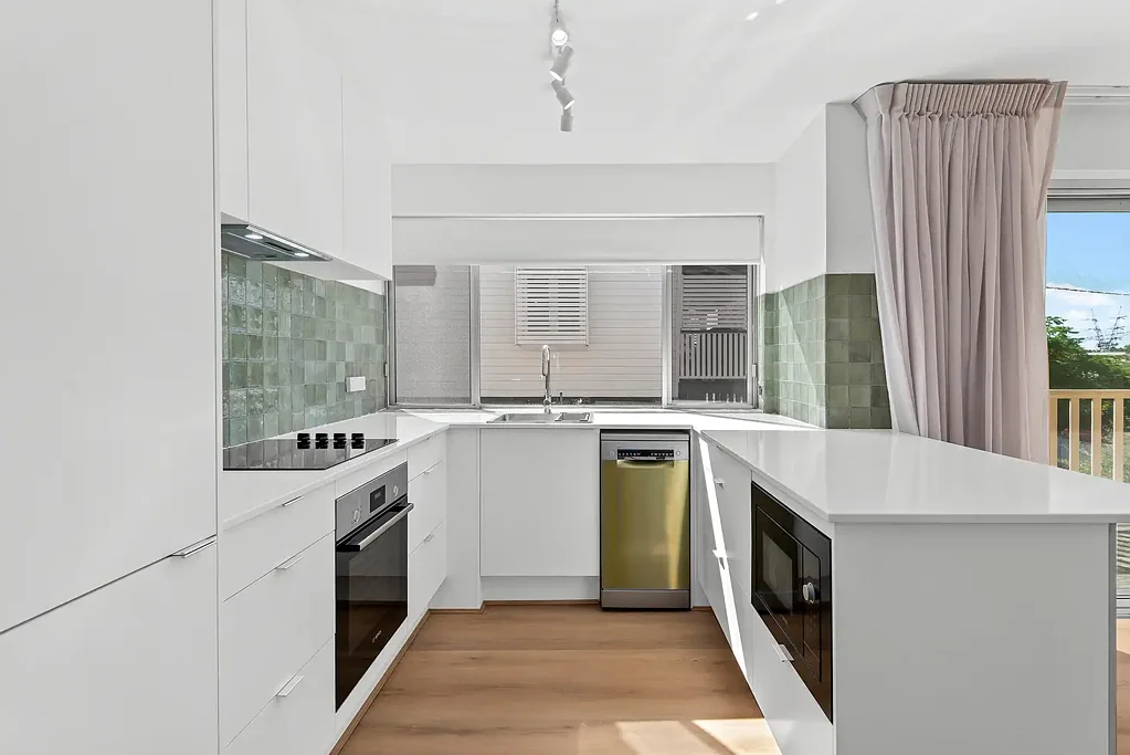 RENOVATED UNIT IN THE HEART OF BULIMBA!