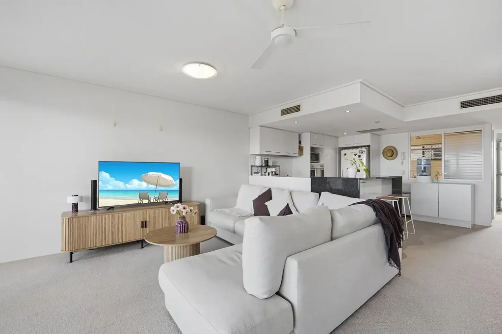 Birtinya 1कमरा Exceptional Space, Elevated Views & Waterfront Living