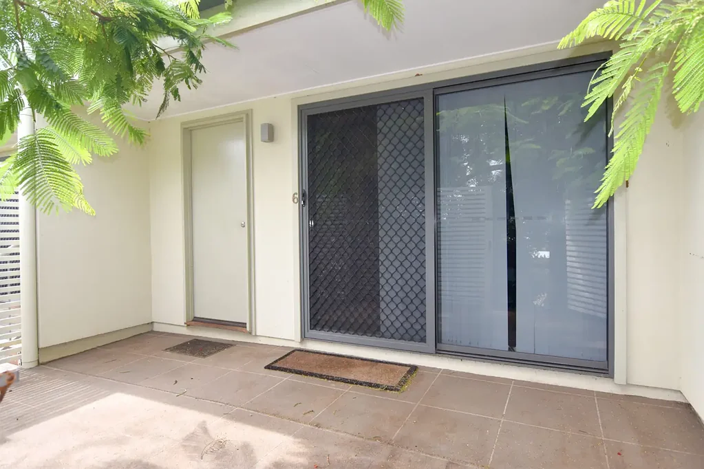 PERFECT FURNISHED UNIT, CLOSE TO CBD, PRIVATE COURTYARD...