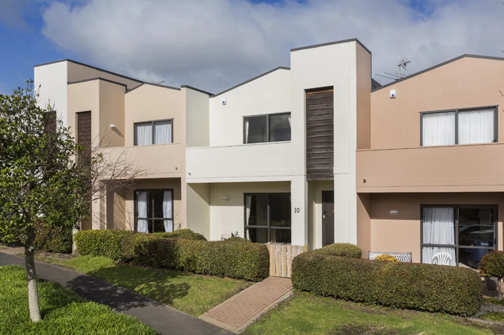 3 Bedrooms Townhouse in Golfland