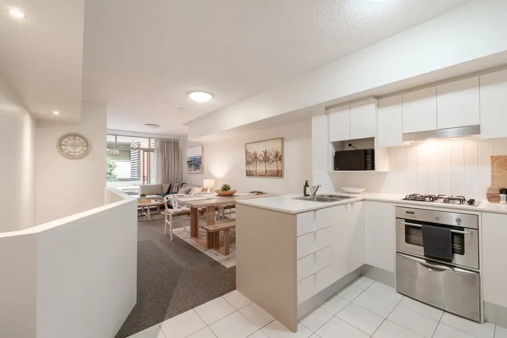 Fortitude Valley 3房 市中心交界 112平米双层 现代风格 私人阳台 游泳池景观 主套房带套间 高端电器 安全停车 步行繁华 Sophisticated Dual-Level Living on the New Farm Border