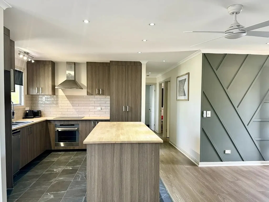 LARGE HOME WITH POWERED SHED: UPSTAIRS AND DOWNSTAIRS LIVING