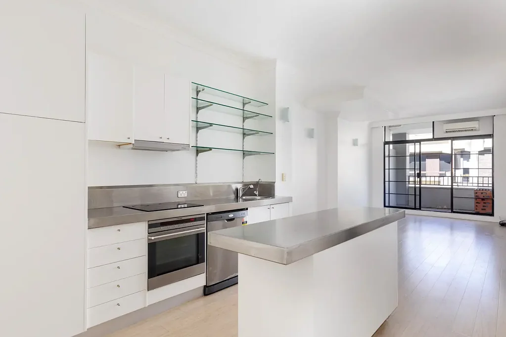 Two bedroom apartment with parking / pets considered