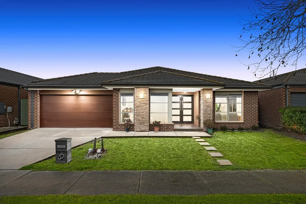 Cranbourne East 5ਬੈੱਡਰੂਮ Spacious Freshly Painted Five-Bedroom Family Home in Cranbourne East!