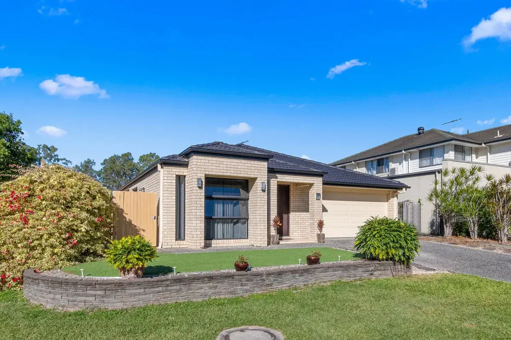 BEAUTIFUL HOME WITH DUCTED AIR CONDITIONING AND SOLAR PANELS