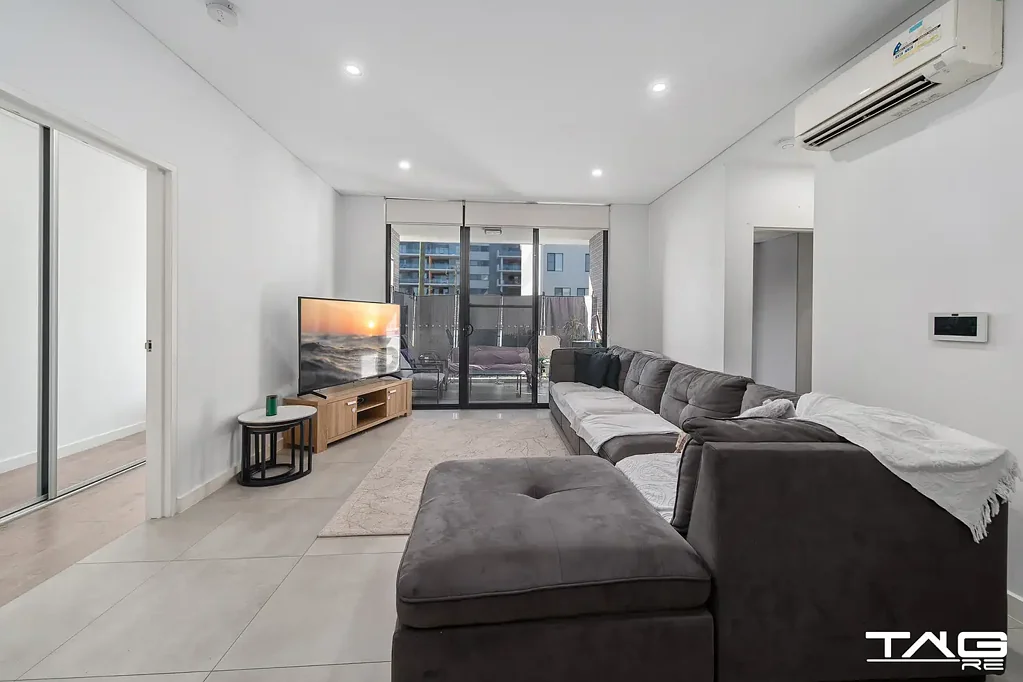 Mays Hill 2房 便利位置优越 两间宽敞卧室 主卧带套间浴 室 U型高端厨房 私人阳台舒适 2 YEAR LEASE | PRIME LOCATION