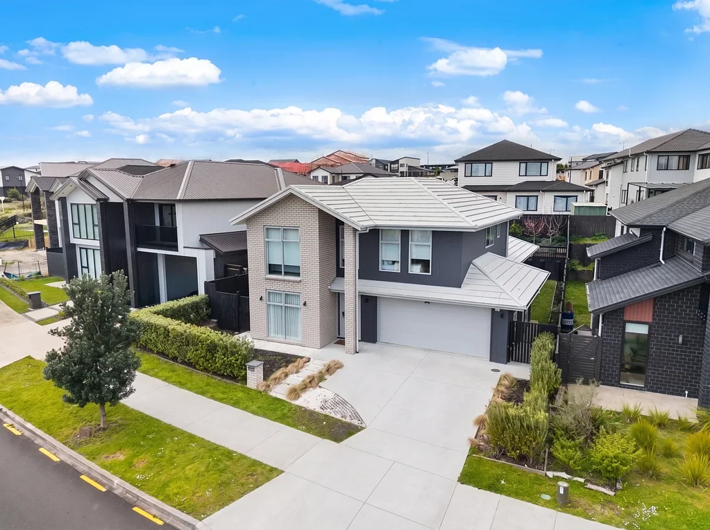 Karaka 5कमरा Waterfront Living, Custom-Built by G.J. Gardner