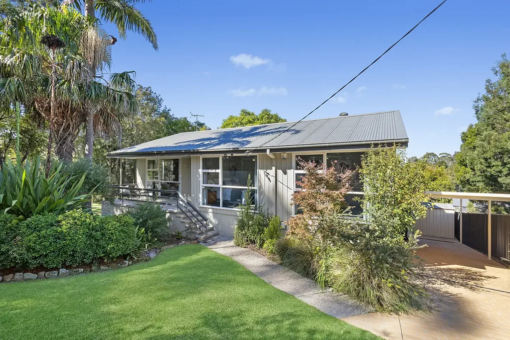Berowra Heights 4房 紧邻保护区景色 便利学校购物 光线充足客厅 成熟花园草坪 四卧三带柜浴 全新地毯装修 底层多功能空间 CHARMING FAMILY HOME