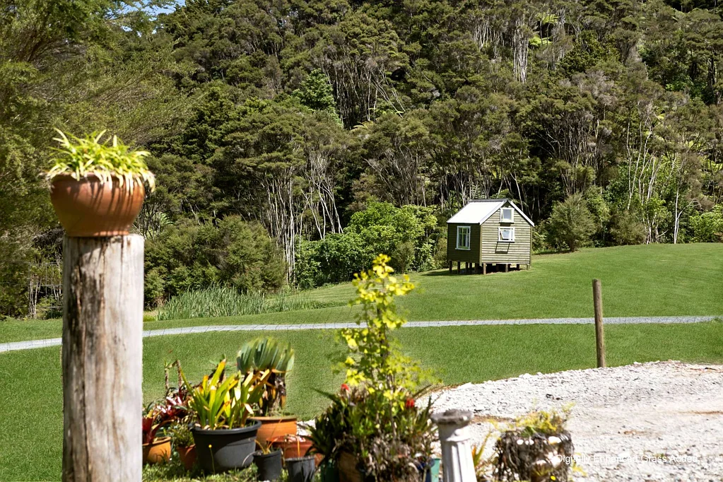 Peria 1 Bedroom Off The Grid Living in Peria!
