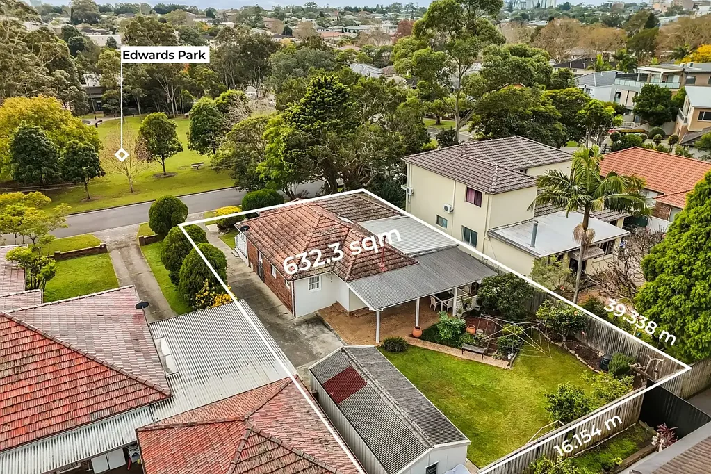 Strathfield 3침실 Solid classic double brick family home directly opposite Edwards Park with excellent future prospects