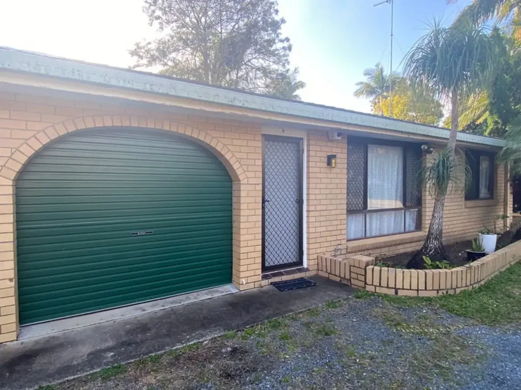 Walk to Broadwater -beach 200 meter away, school is up the road