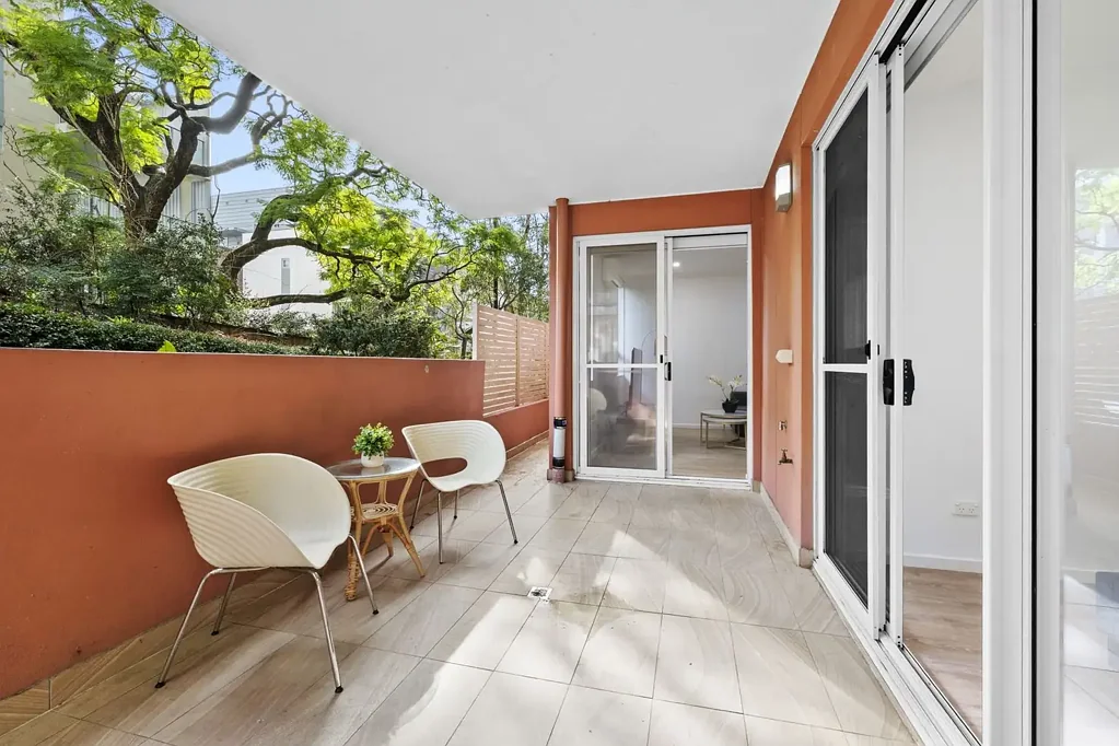 Epping 2房 阳光明媚底层公寓 朝北景观优越 近Epping市中心 火车站地铁餐饮近便 两卧带柜全浴缸 现代厨房石台面 学区房车位储物 North Facing With Courtyard, Rear of Complex