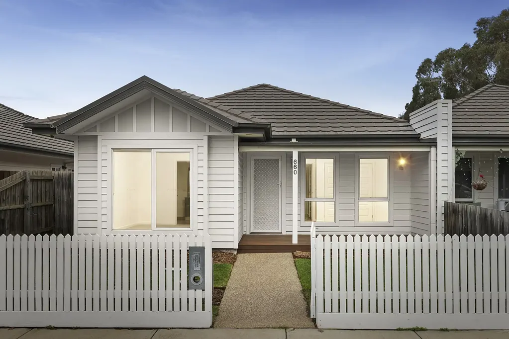 Eynesbury 3房 Eynesbury近邻 三卧宽敞 主卧带步入式衣帽间 全围栏后院 双车位车库 Contemporary Family Living in Eynesbury's Established Southern Precinct