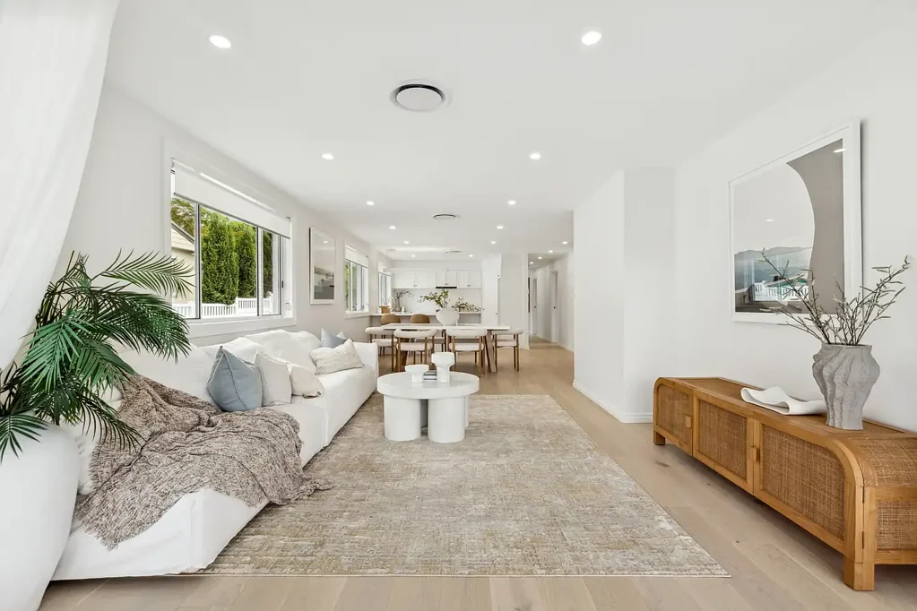 Point Frederick 3房  Beautifully renovated, brick single level home in a highly desirable location