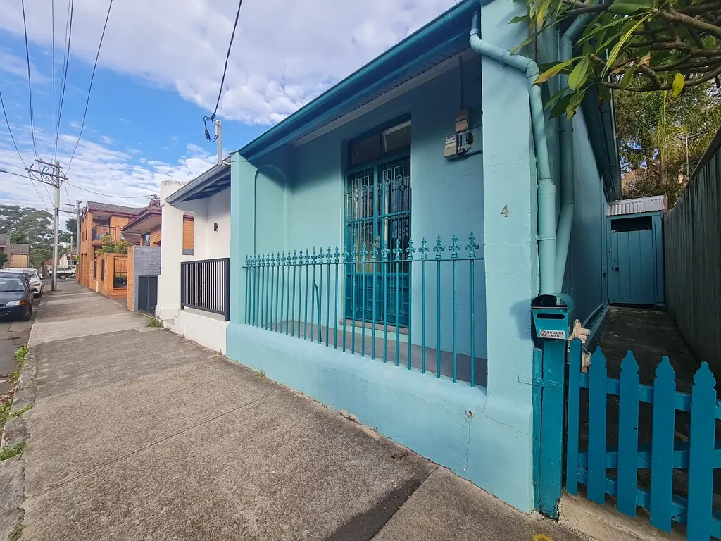 2 BEDROOM HOUSE IN A QUIET STEET - GREAT LOCATION