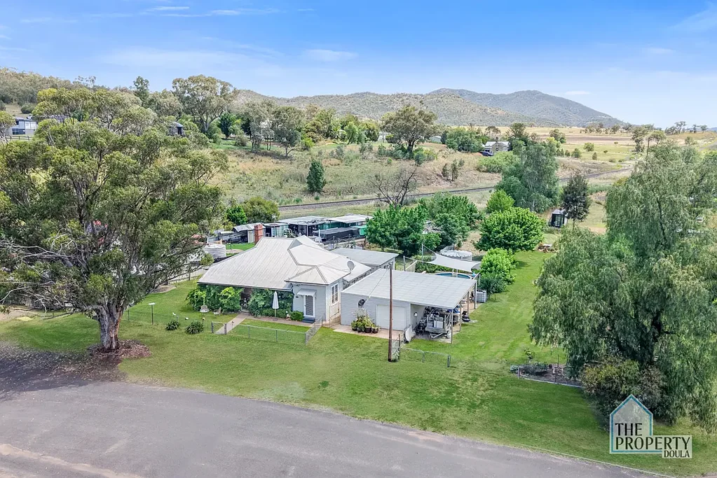 Currabubula 5房  Beautiful 5 bedroom home on over 3,000sqm of land just 20 minutes from Tamworth. What are you waiting for?