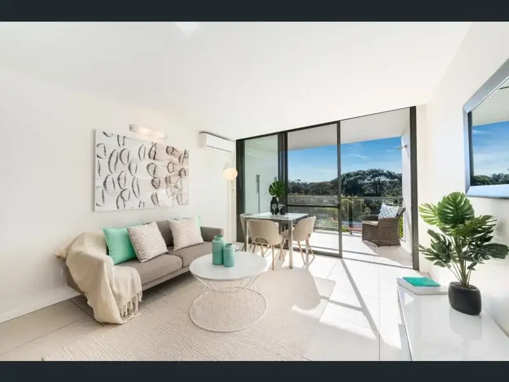 Sunlit Sophistication Overlooking Centennial Park