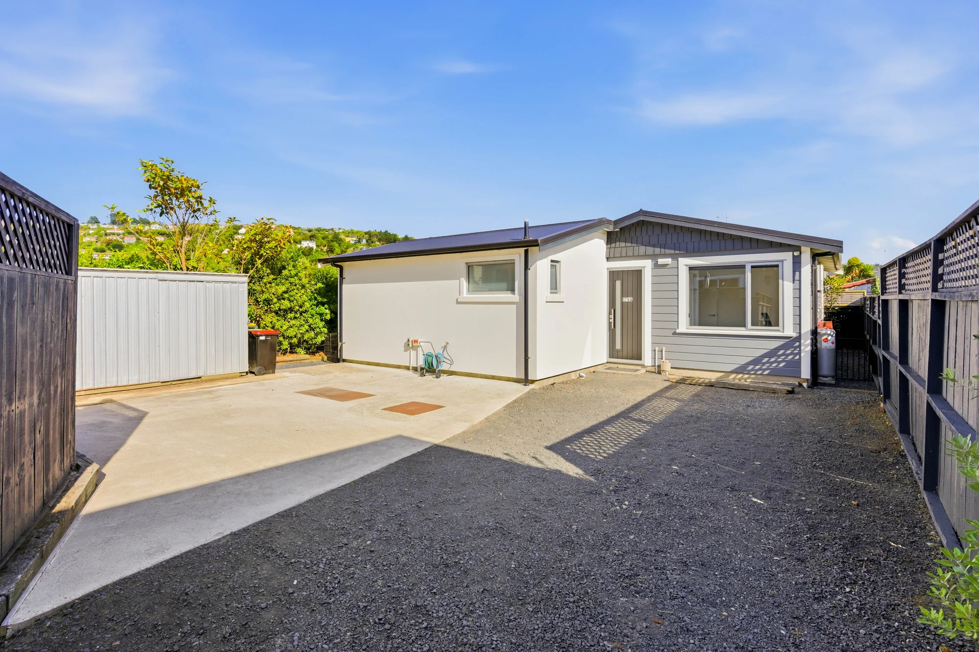 Saint Clair 5房  Two homes, one title!