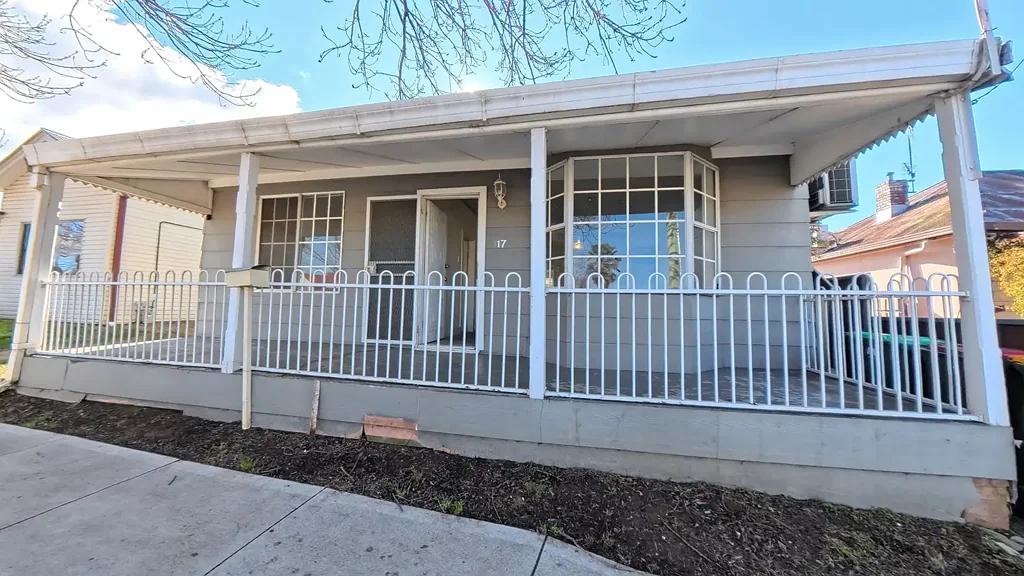 Orange 3 Bedroom Charming three-bedroom cottage!