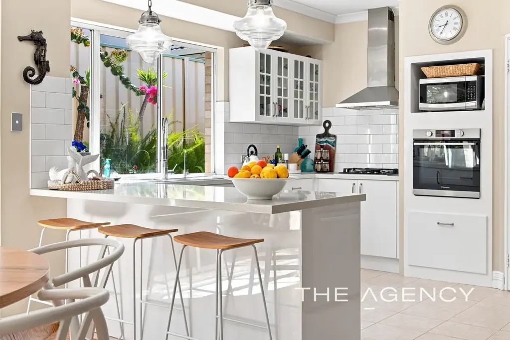 Heathridge 4બેડરૂમ Coastal Family Living in Sought-After Oceanside Gardens Estate!