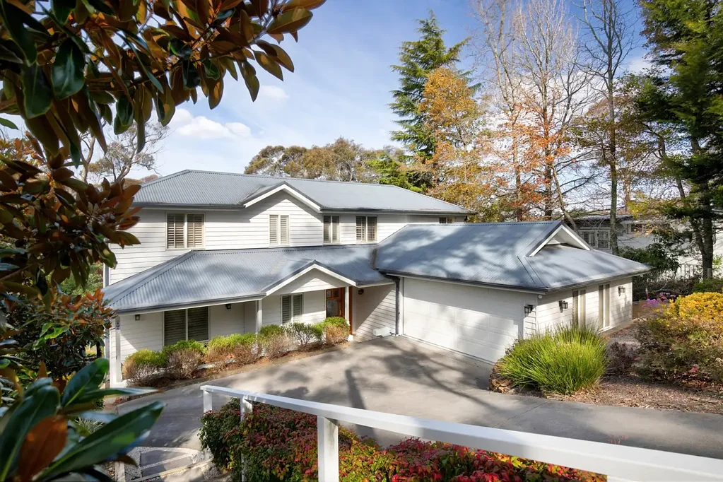 Wentworth Falls 4房 Wentworth Falls宁静居所 四卧四卫宽敞布局 壁炉自然光 双车库梯田庭院 The Ultimate Entertainer