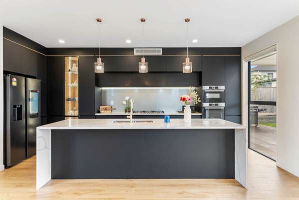 Karaka 4房  Immaculate 4 Ensuite Family Home