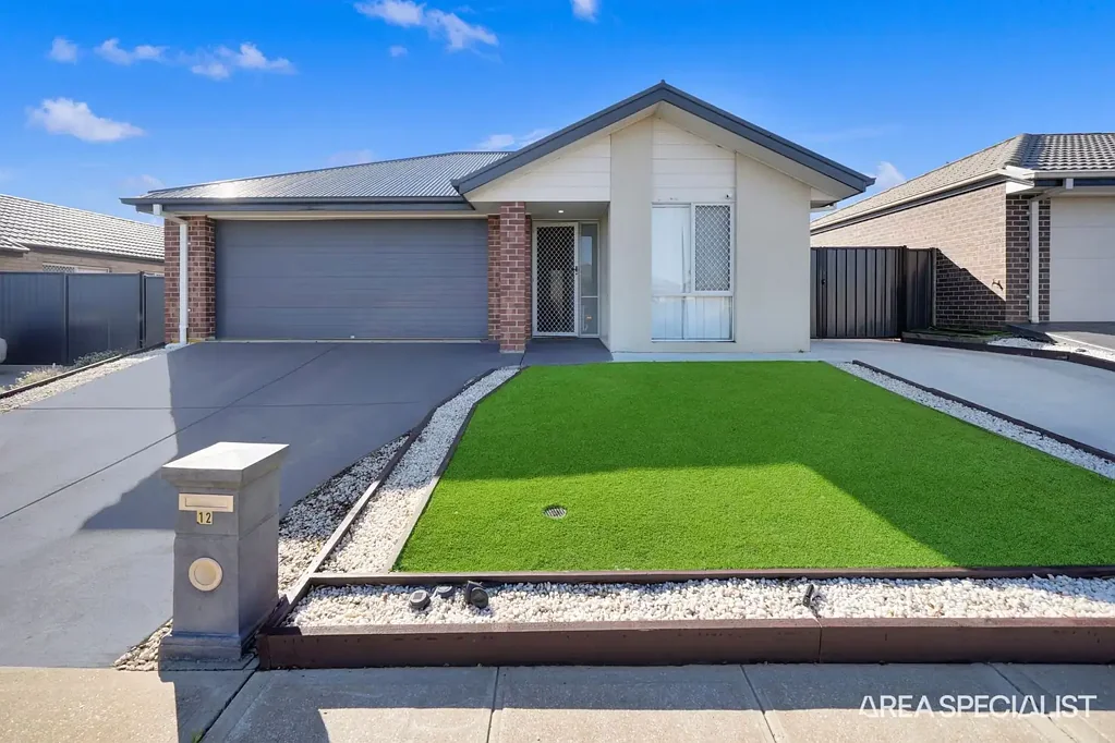 THE BRIEF: Available Now/ Apply online/ Modern Family Home in a Convenient Brookfield Location