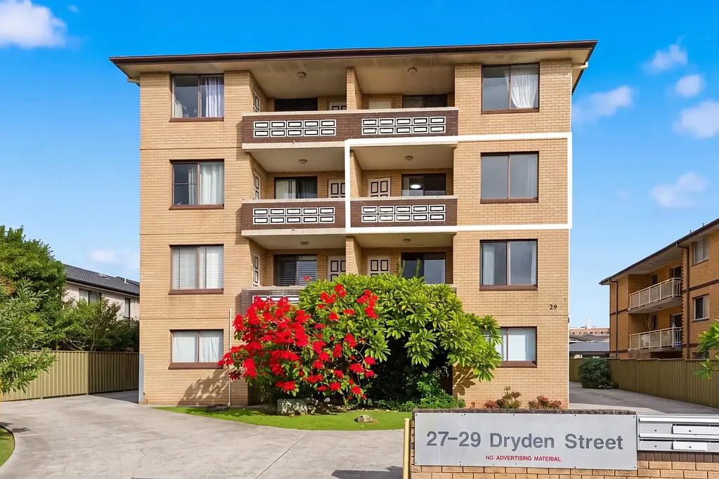 Campsie 3 Slaapkamer Spacious apartment with dual balconies