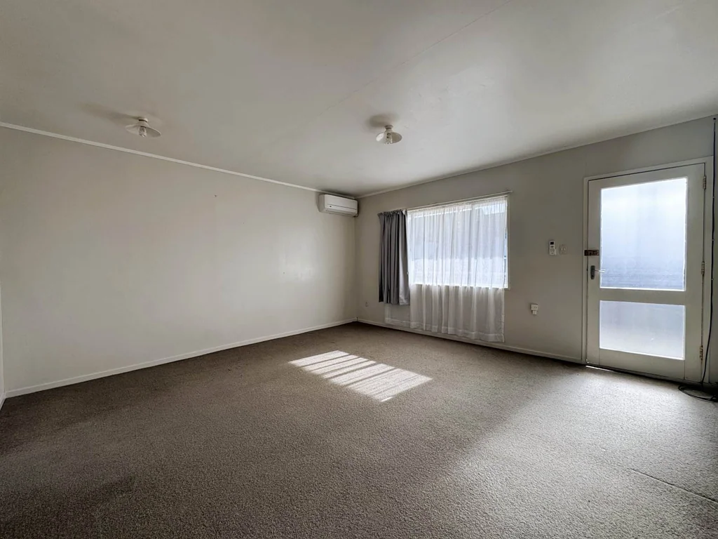 LAWNS INCLUDED - UPSTAIRS 2 BEDROOM UNIT