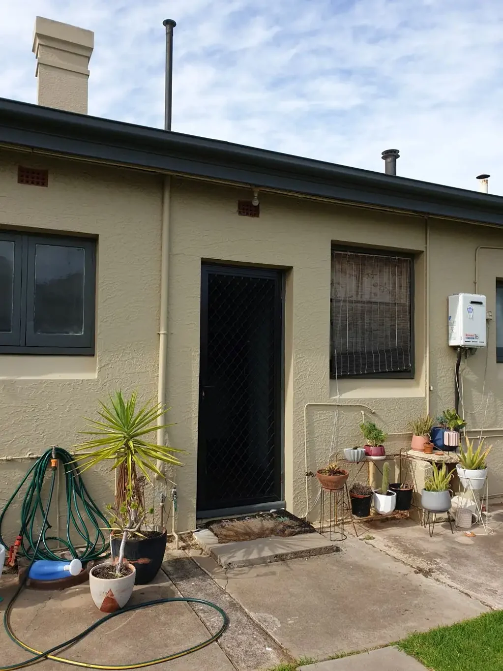 BEAUTIFUL 1 BEDROOM UNIT CLOSE TO THE CBD