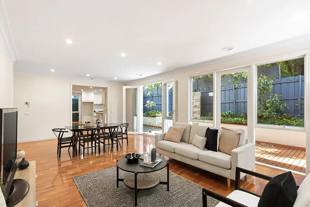 Caulfield North 3房 Caulfield北珍稀物业 210sqm宽敞单层 290sqm静谧私地 精致石材厨房 大主卧带衣帽间 舒适中央空调 步行可达公园与学校 Live Large in Unmatched Luxury and Space