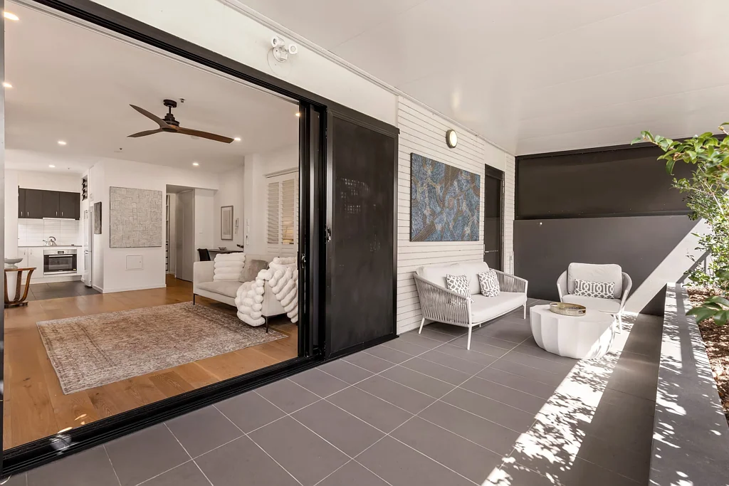 New Farm 1 Bedroom Oversized Ground-Floor Living with Two Courtyards
