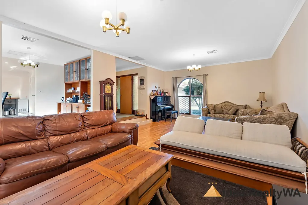 Bull Creek 5ਬੈੱਡਰੂਮ WALKING DISTANCE TO Oberthur primary  &  RENOVATED FAMILY HOME & LARGE BLOCK