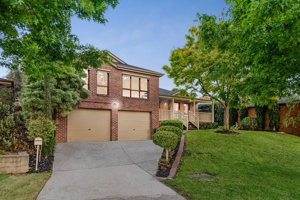 Berwick 5房 三层五居室 宽敞明亮 高挑天花板 大窗户 木地板 开放式厨餐区 现代厨房 不锈钢电器 Wilson Botanic Park 近便利设施 多个生活区 三车车库 学区房 家庭天堂 Spacious Family Living with Outdoor Entertaining