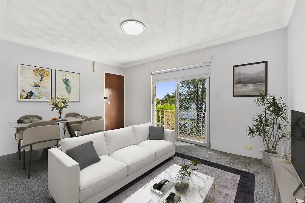 Gladesville 2房 宽敞明亮公寓，Gladesville商店餐厅近在咫尺。两卧主卧内置衣柜，开放客厅餐厅，整洁厨房洗衣设施，带车棚，首次购房者和投资者的绝佳选择。费用透明，充满潜力。 Great Potential For First Home Or Investment