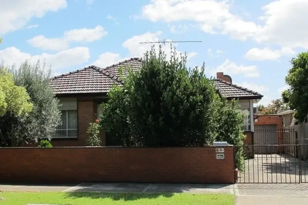 Walk to Ardeer Station from This Spacious Family Home! APPLI