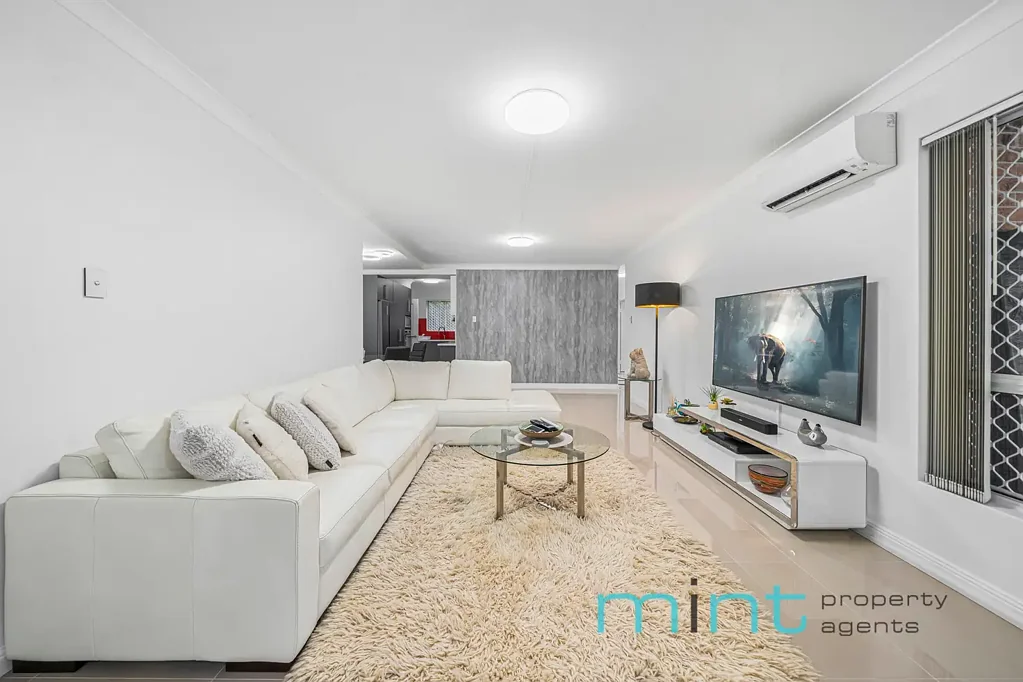 Bankstown 3部屋 Rare Opportunity – Spacious Fully Renovated 3-Bedroom Full Brick Residence with Private Backyard & Double Garage + 2 Extra Car Spaces