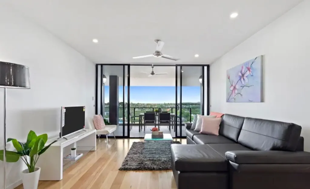 FURNISHED 2 BEDROOM APARTMENT IN THE HEART OF TOOWONG