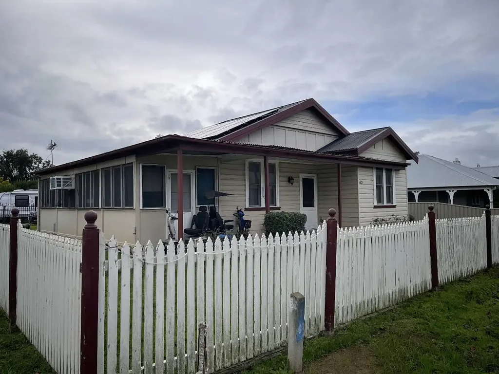 Denman 3房  Classic three bedroom weather board home with loads of charm and potential