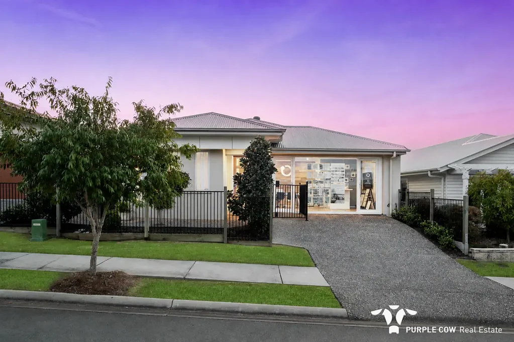 Yarrabilba 4Phòng ngủ NOW $899K+ | Former Display Home with $250K+ in Upgrades