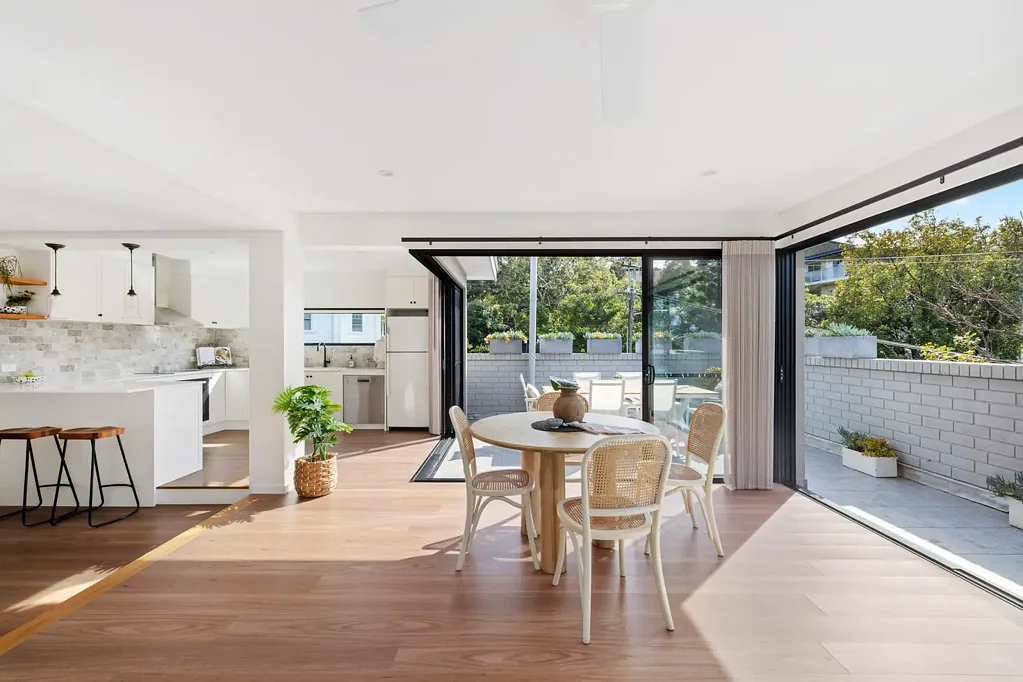 Freshwater 3房  精致现代化的顶层公寓，带有朝北的户外生活区  Flawlessly modernised penthouse apartment with north-facing alfresco living