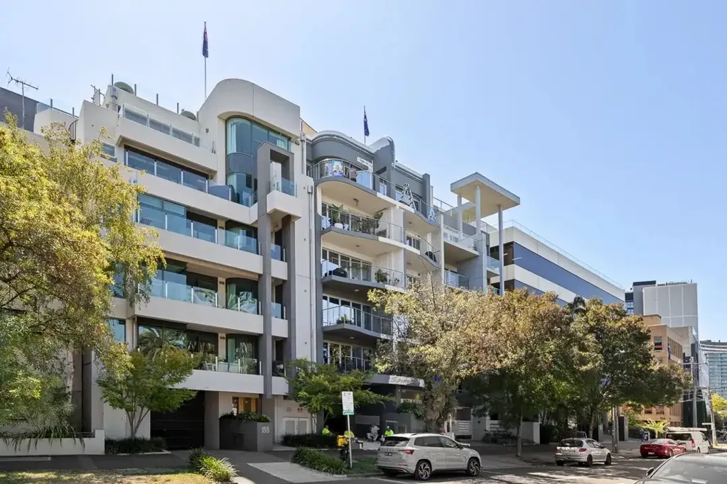 DESIGNER LUXURY APARTMENT WITH UNMATCHED ALBERT PARK VIEWS