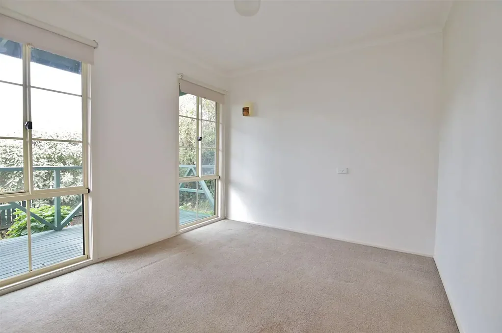 2 bed room unit just 500m from Noble Park train station approx!