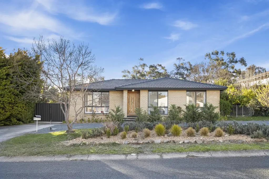 Kambah 3 Slaapkamer Stylish Family Living in Leafy Surrounds