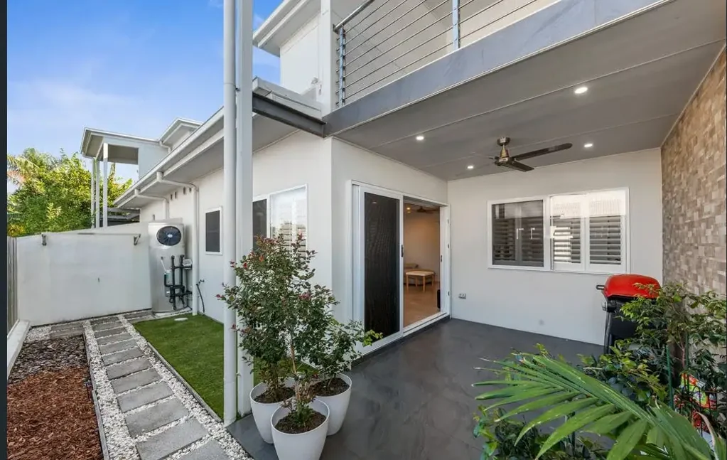 Modern townhouse - Moments for the Queens Beach & Scarborough Village