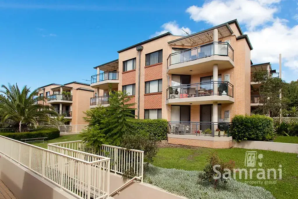 STUNNING TOP FLOOR NORTH FACING LUXURY APARTMENT