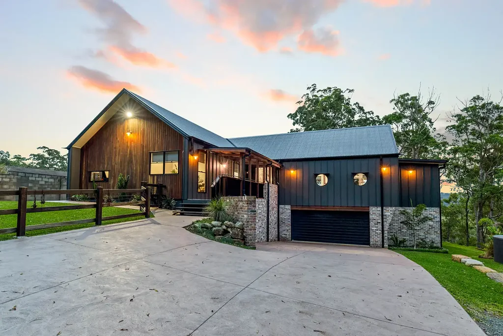 Maroochy River 4कमरा Striking Design with an Elevated Hinterland Outlook